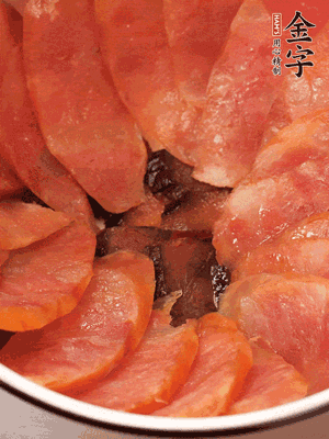 深碗涂抹豬油，頂端鋪枸杞，間隔鋪上香腸、醬油肉片