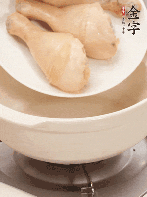 雞腿、火腿、干貝、蒜頭放入砂鍋內(nèi)燉1小時(shí)