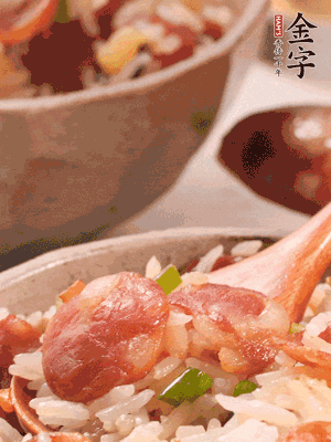 開蓋后，沿鍋邊淋2大勺花生油，大火烤出鍋巴。輕輕翻拌一下，撒點蔥花。