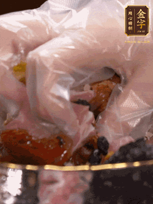 排骨洗凈后（蠔油、生抽、老抽、鹽、糖、淀粉、豆豉、蒜蓉、姜絲）腌制30分鐘