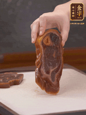 處理節(jié)瓜，刮掉表層的皮和毛，洗凈后去掉瓜蒂，切大塊