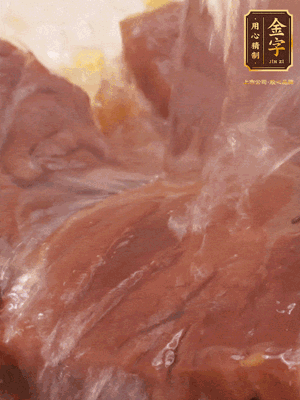 加熱水，2大勺料酒煮20分鐘，再下節(jié)瓜塊煮10分鐘即可