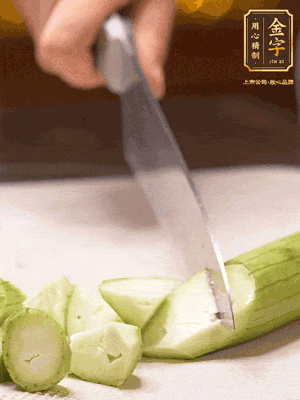 絲瓜去皮，切滾刀塊