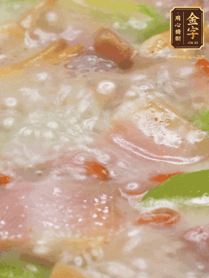 最后下蟶子，一點(diǎn)白胡椒調(diào)味，煮到白色湯汁出來。撒點(diǎn)枸杞點(diǎn)綴