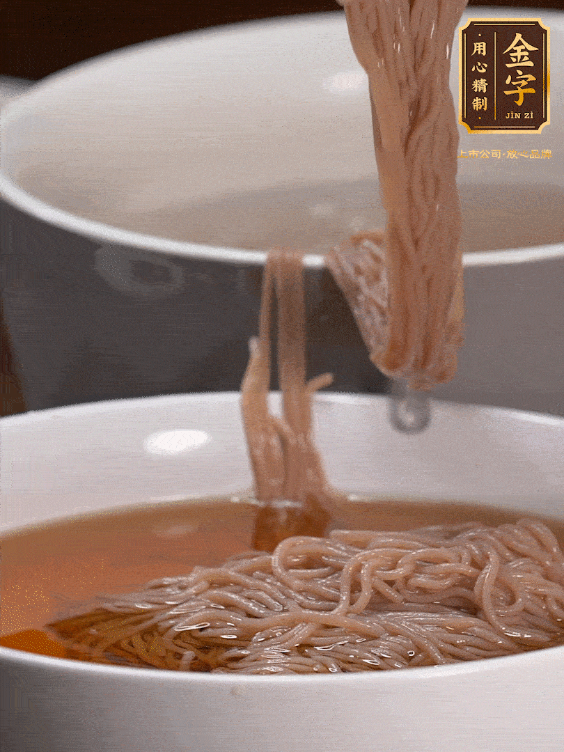 蘋(píng)果醋，一點(diǎn)鹽、糖、醬油，兌入涼白開(kāi)水調(diào)成簡(jiǎn)易冷面湯，放水箱冷藏