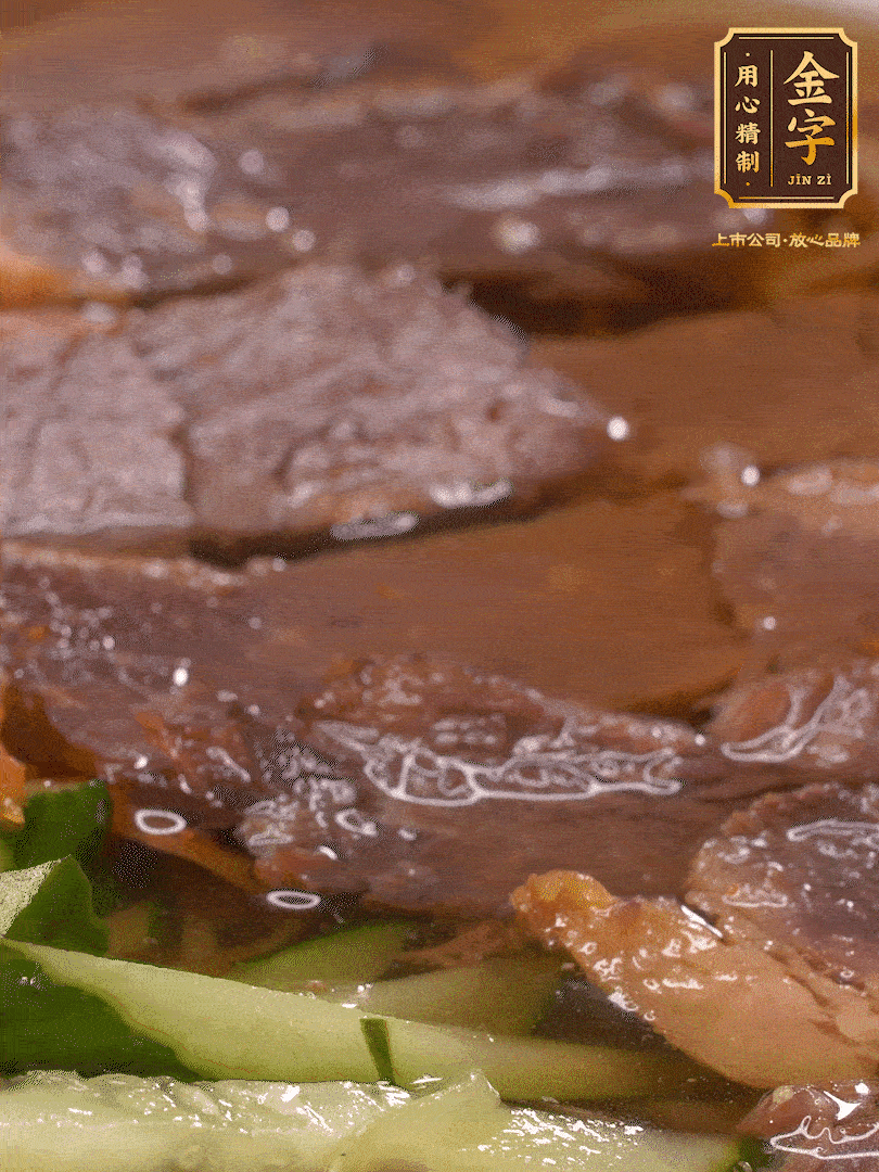 養(yǎng)麥冷面，涼水中清洗浸泡5分鐘，沸水中煮3分鐘，涼水漂洗沖涼