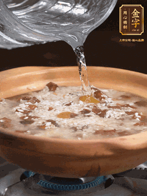 再倒入泡了30分鐘的大米翻拌均勻，加水稍微沒(méi)過(guò)（米水比例1:1），中火燜煮，到冒大泡，大致5分鐘