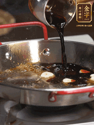 煲飯期間，用油煎熟牛肝菌。再用底油加醬油、蒜片調(diào)出鮮美醬汁