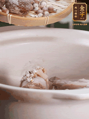 焯好水洗凈的鴨肉、薏米、芡實(shí)、蜜棗+適量水煲1小時(shí)