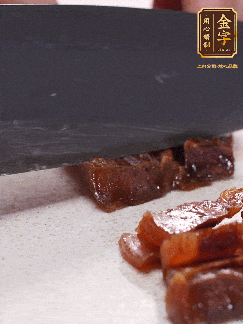 金字臘肉水煮10分鐘，切片