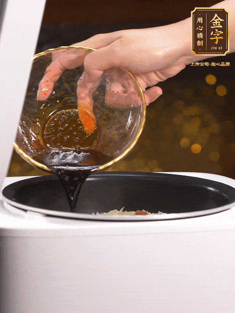 煮好后，淋上醬汁：2勺生抽、1勺老抽、1勺蠔油、半勺白糖、半勺香油、1勺水