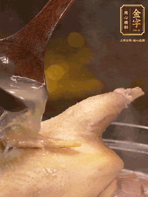 大火燒開后，撇去浮沫。轉(zhuǎn)小火燉2個小時