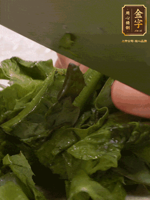 萵筍去皮切丁，萵筍葉切碎