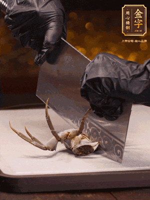 用刷子刷干凈六月黃，一斬二。把蟹蓋、蟹胃拿出來。