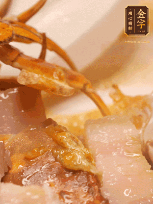 顏色變紅時，放蔥結(jié)、姜片煸香，再放咸肉、茭白、毛豆翻炒