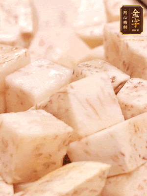 鍋上火下足油，將芋頭炸金黃色至熟