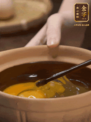 雞蛋打入砂鍋，充分打勻，1.5倍的溫水加一勺鹽，倒入蛋液中，攪拌均勻后用勺子舀去表面浮沫