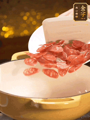 鍋里放油，香腸煸炒出多余的油脂，然后放小米辣