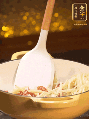 再放嫩姜絲，翻炒出姜絲的辣味