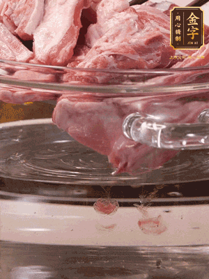 羊排清水洗凈，冷水浸泡30分鐘-2個小時，去除血沫。冷水下鍋，小火加熱析出血水后洗凈備用