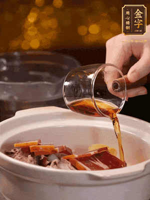 羊排、火腿、姜片一起入砂鍋，大火煮到沸騰