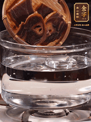 火腿蹄片，冷水下鍋，加蔥姜、料酒焯水