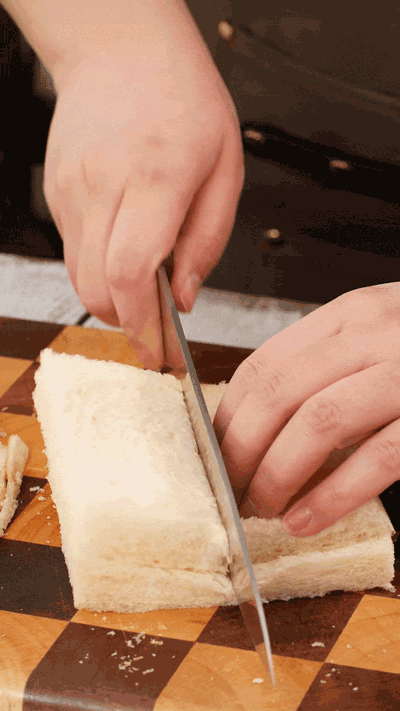 土司改刀去邊，切成適當(dāng)大小