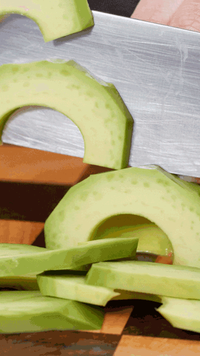 土司表面涂抹橄欖油，烤箱180°烤6 分鐘