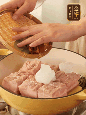 五花肉皮朝下，桂皮、八角、香葉、冰糖、生抽、花雕酒