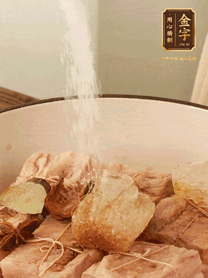 加水沒過，大火煮開轉(zhuǎn)小火慢燉2小時，煮到收汁