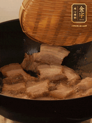 鍋中少油，翻炒五花肉