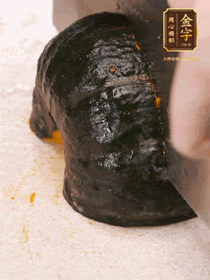 貝貝南瓜去皮，切成小塊。姜切絲