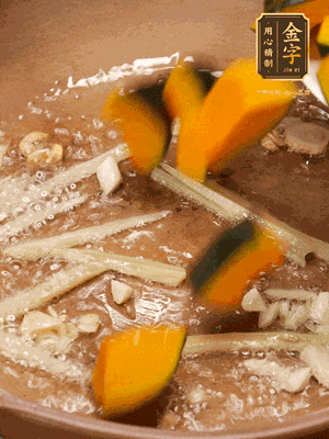 砂鍋倒一層底油，蒜粒、姜絲炒香后，再下南瓜翻炒30秒