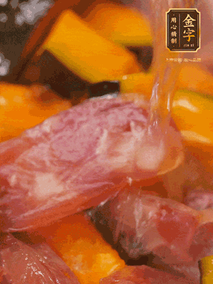 下香腸，倒沒過南瓜的水，加1/2勺鹽、1/2勺白糖、1勺蠔油燜8分鐘