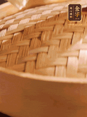 將香腸、醬油肉、臘肉放入蒸容蒸20分鐘