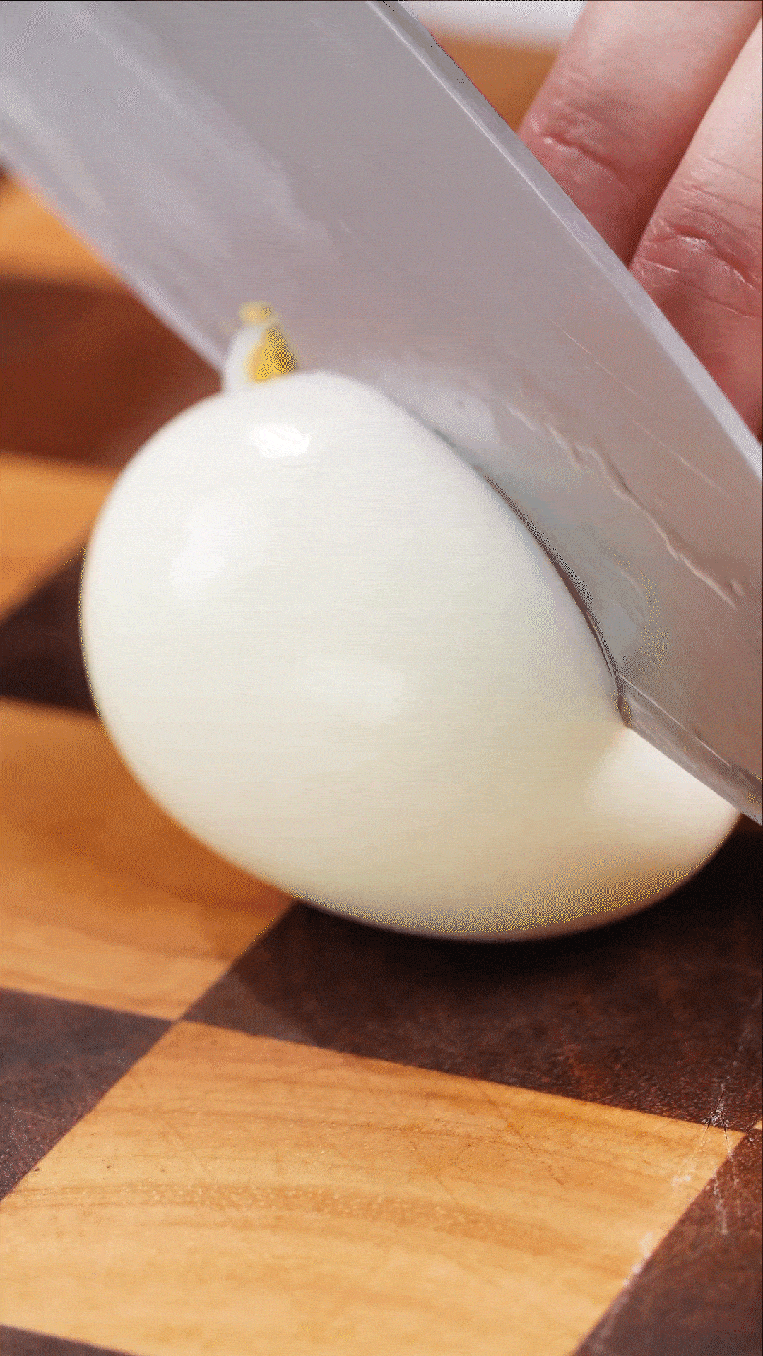 雞蛋煮熟，改刀備用