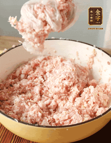 肉丁、咸肉丁、一丟丟鹽、料酒拌勻，反復(fù)摔打上勁。接著加入1兩蔥姜水，反復(fù)拌勻摔打上勁。前后共加3遍。3遍后筍丁，接著反復(fù)摔打上勁。最后加入1個(gè)蛋清、3茶匙生粉拌勻摔打上勁