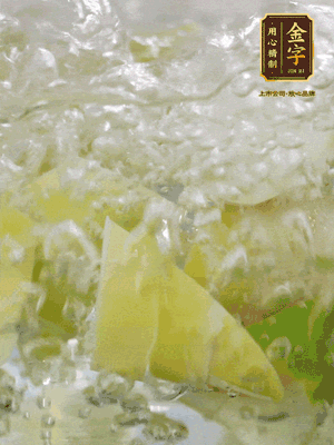 春筍沿著外皮豎著淺劃一刀，剝下外殼，切掉尾部的老根，切滾刀塊。簡單焯水去澀味。