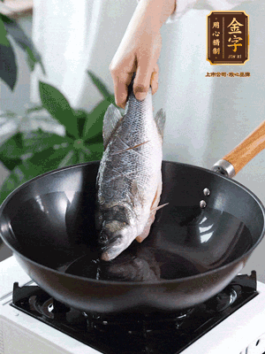 熱油，加1大勺豬油、姜片，再下鱸魚，煎至定型后翻面。（加點(diǎn)豬油，燉出的魚湯更容易變?yōu)榍逅哪贪咨＃?>
					</div>
					<span>步驟 3/6</span>
					<p>熱油，加1大勺豬油、姜片，再下鱸魚，煎至定型后翻面。（加點(diǎn)豬油，燉出的魚湯更容易變?yōu)榍逅哪贪咨＃?/p>
				</li><li>
					<div   id=