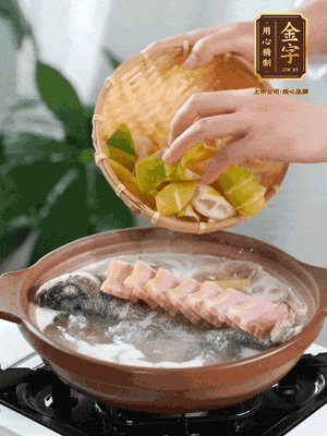 倒開水燉煮后轉(zhuǎn)移入砂鍋，淋料酒去腥、加少許鹽調(diào)味，再依次加咸肉、春筍燉煮15分鐘。