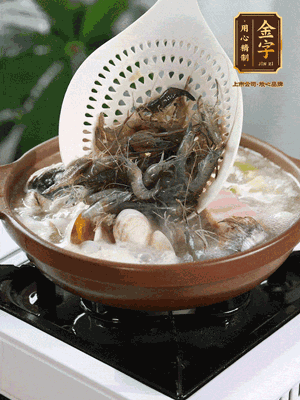 最后加一把蛤蜊、一把河蝦燜2分鐘，放一點(diǎn)白胡椒粉調(diào)味，撒上蔥花點(diǎn)綴！