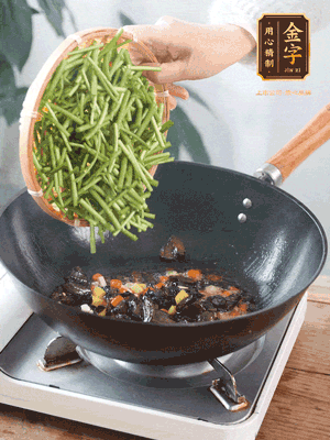 熱油煸香蒜末、姜粒、小米辣，再下臘肉煸炒出香味