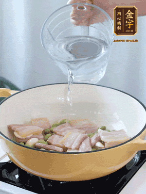 倒入熱水，加絲瓜、腐竹