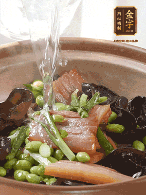 轉(zhuǎn)入砂鍋，加入開水、百葉結(jié)燉煮10分鐘