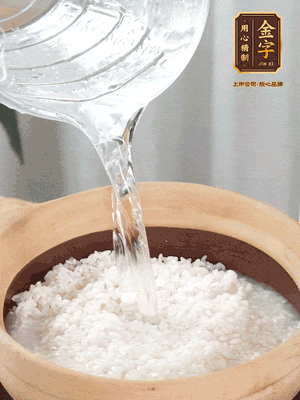 倒入浸泡30分鐘的米，中火煮開后轉(zhuǎn)小火。