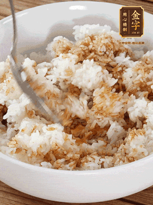 隔夜米飯加入生抽、芝麻油攪拌均勻