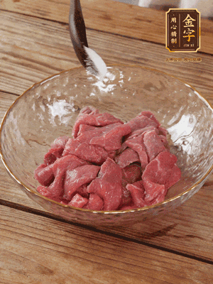 牛肉切丁，加黑胡椒海鹽、橄欖油腌10分鐘