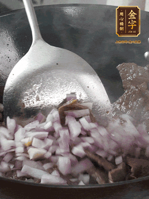 橄欖油熱鍋，牛肉丁炒至焦香狀態(tài)，下洋蔥丁翻炒出香味