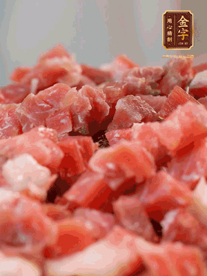 做月餅餡 火腿切成小丁，溫水浸泡5分鐘，上鍋蒸熟15-20分鐘，再將火腿丁、白砂糖、蜂蜜攪拌腌漬2小時(shí)
