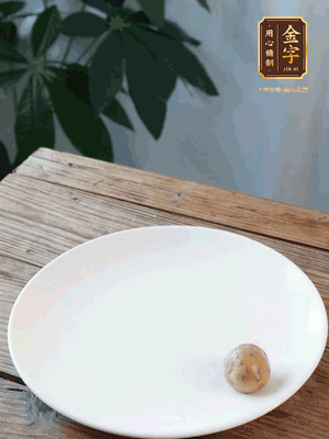 做水油皮、油酥 將油皮材料放入料盆中，加100ml水?dāng)嚢璩裳┗ㄆ瑺?。在案板上反?fù)揉搓成有一定筋度的光潔面團(tuán)，搓成14個(gè)團(tuán)子。
